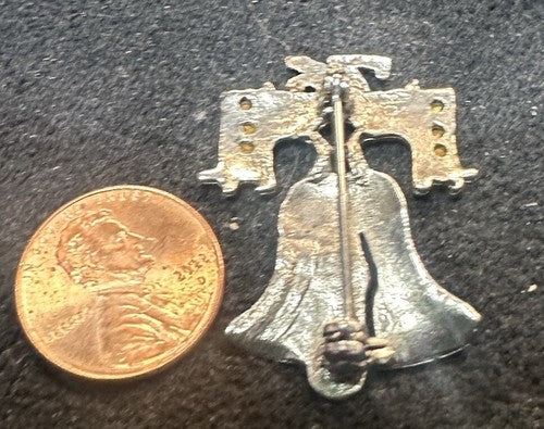 VINTAGE "76" LIBERTY BELL BICENNETIAL BROOCH SILVER TONE RED WHITE BLUE CRYSTAL