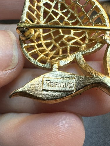 VINTAGE SIGNED CROWN TRIFARI Large 1.75" LEAF BROOCH / PIN GOLD TONE EUC
