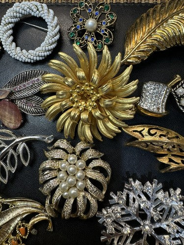 23 Vintage & Modern Mixed Theme Brooch/Pin Lot Rhinestones Gold Silver