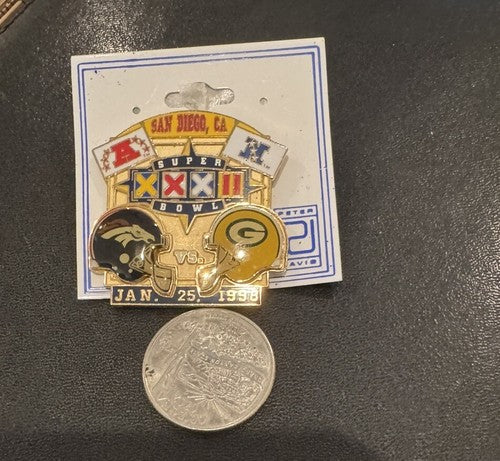 Super Bowl XXXII Lapel Pin Denver Broncos Green Bay Packers Helmets NFL Hat Pin
