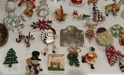 LOT OF 48 GOLD SILVER TONE CHRISTMAS/HOLIDAY/WINTER BROOCHES, VINTAGE-NOW
