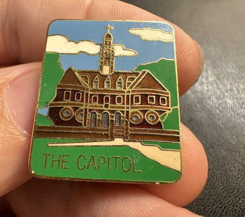 THE CAPITOL Colonial Williamsburg Virginia Collectible Souvenir Travel Pin