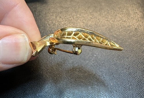 VINTAGE SIGNED CROWN TRIFARI Large 1.75" LEAF BROOCH / PIN GOLD TONE EUC