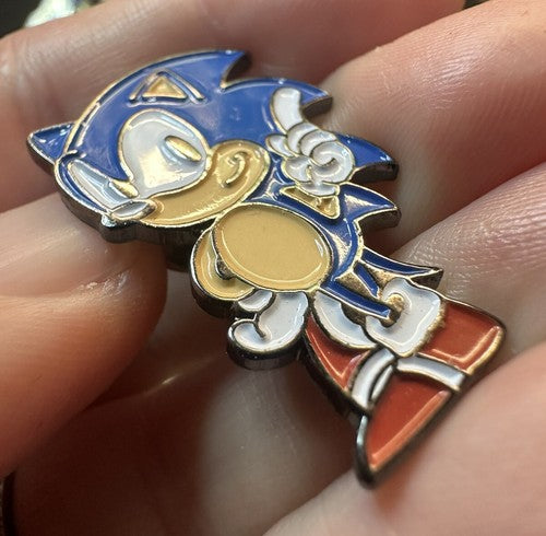 VINTAGE SONIC THE HEDGEHOG POINTING POSE PIN BADGE SEGA ENAMEL 90s