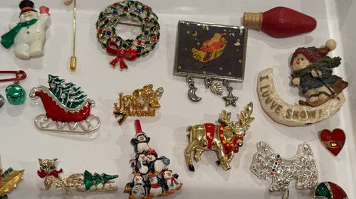 LOT OF 48 GOLD SILVER TONE CHRISTMAS/HOLIDAY/WINTER BROOCHES, VINTAGE-NOW