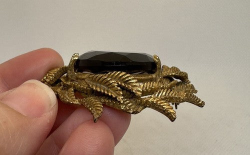 Incredible Glass BROOCH Pin Large Purple Stone RHINESTONE GOLD TONE LEAF MOTIF