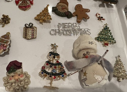 LOT OF 36 GOLD SILVER TONE CHRISTMAS/HOLIDAY/WINTER BROOCHES, VINTAGE-NOW TREE