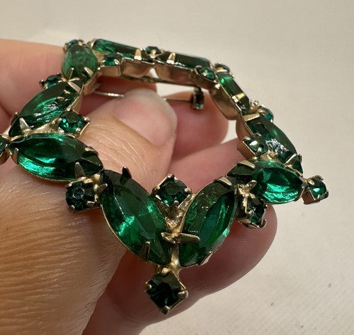 Stunning Green Glass Rhinestone Open Back Star Brooch Vintage Gold Tone