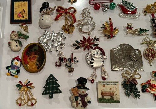 LOT OF 48 GOLD SILVER TONE CHRISTMAS/HOLIDAY/WINTER BROOCHES, VINTAGE-NOW