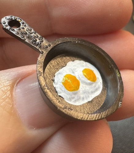 Dollhouse Miniature Fried Egg Breakfast in Frying Pan Cast Iron Look 3cm Barbie