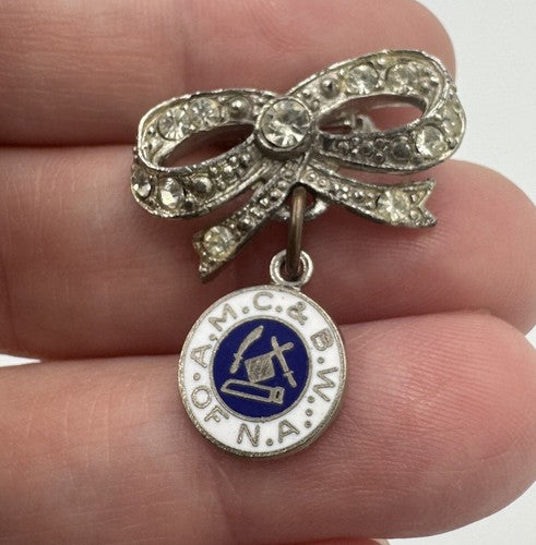 UNIQUE A.M.C.& B.W. Of N.A. MEAT CUTTERS AND BUTCHERS UNION VINTAGE ENAMEL PIN