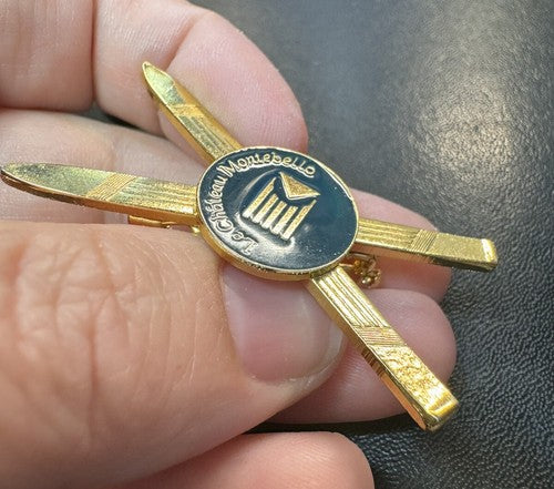 Vintage LE CHATEAU MONTEBELLO, Quebec Canada ~ Crossed Skiis Ski Lapel Pin RARE