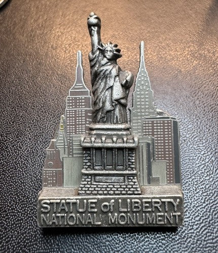 VERY NICE STATUE OF LIBERTY NATIONAL MONUMENT LAPEL HAT PIN