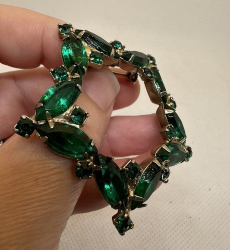 Stunning Green Glass Rhinestone Open Back Star Brooch Vintage Gold Tone