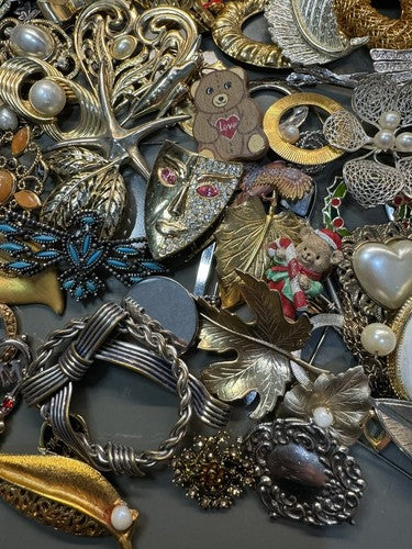 90+ Vintage & Modern Mixed Theme Brooch/Pin Lot - Rhinestone Leaf Holiday