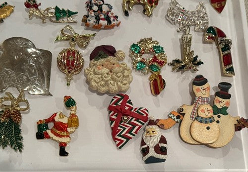 LOT OF 48 GOLD SILVER TONE CHRISTMAS/HOLIDAY/WINTER BROOCHES, VINTAGE-NOW
