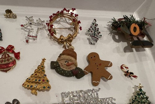 LOT OF 36 GOLD SILVER TONE CHRISTMAS/HOLIDAY/WINTER BROOCHES, VINTAGE-NOW TREE