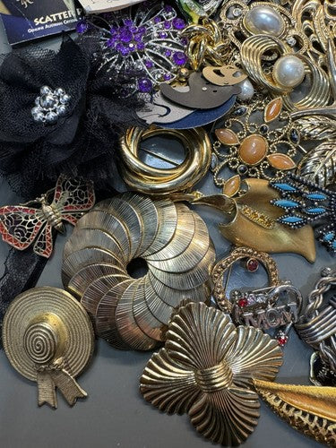 90+ Vintage & Modern Mixed Theme Brooch/Pin Lot - Rhinestone Leaf Holiday