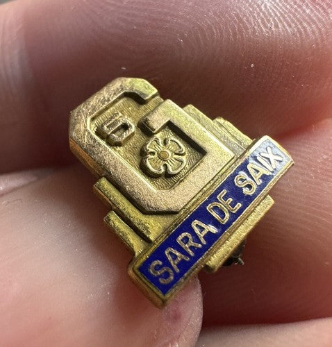 Vintage SARA DE SAIX Service Pin Pattern Company Sewing Machine Lapel Pin Quilt
