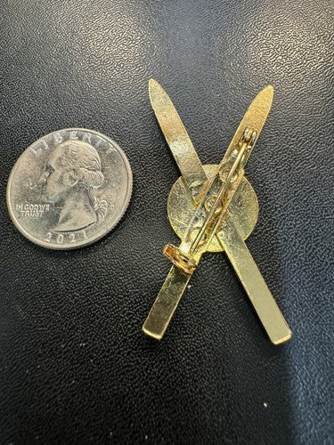 Vintage LE CHATEAU MONTEBELLO, Quebec Canada ~ Crossed Skiis Ski Lapel Pin RARE