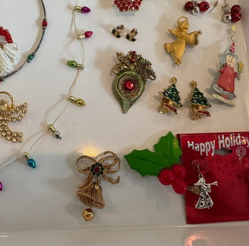 VINTAGE TO NOW ESTATE XMAS JEWELRY LOT 43PCS SOME SIGNED CHRISTMAS