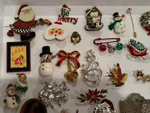 LOT OF 48 GOLD SILVER TONE CHRISTMAS/HOLIDAY/WINTER BROOCHES, VINTAGE-NOW