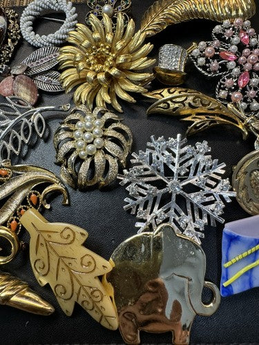 23 Vintage & Modern Mixed Theme Brooch/Pin Lot Rhinestones Gold Silver