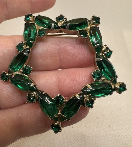 Stunning Green Glass Rhinestone Open Back Star Brooch Vintage Gold Tone