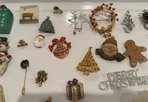 LOT OF 36 GOLD SILVER TONE CHRISTMAS/HOLIDAY/WINTER BROOCHES, VINTAGE-NOW TREE