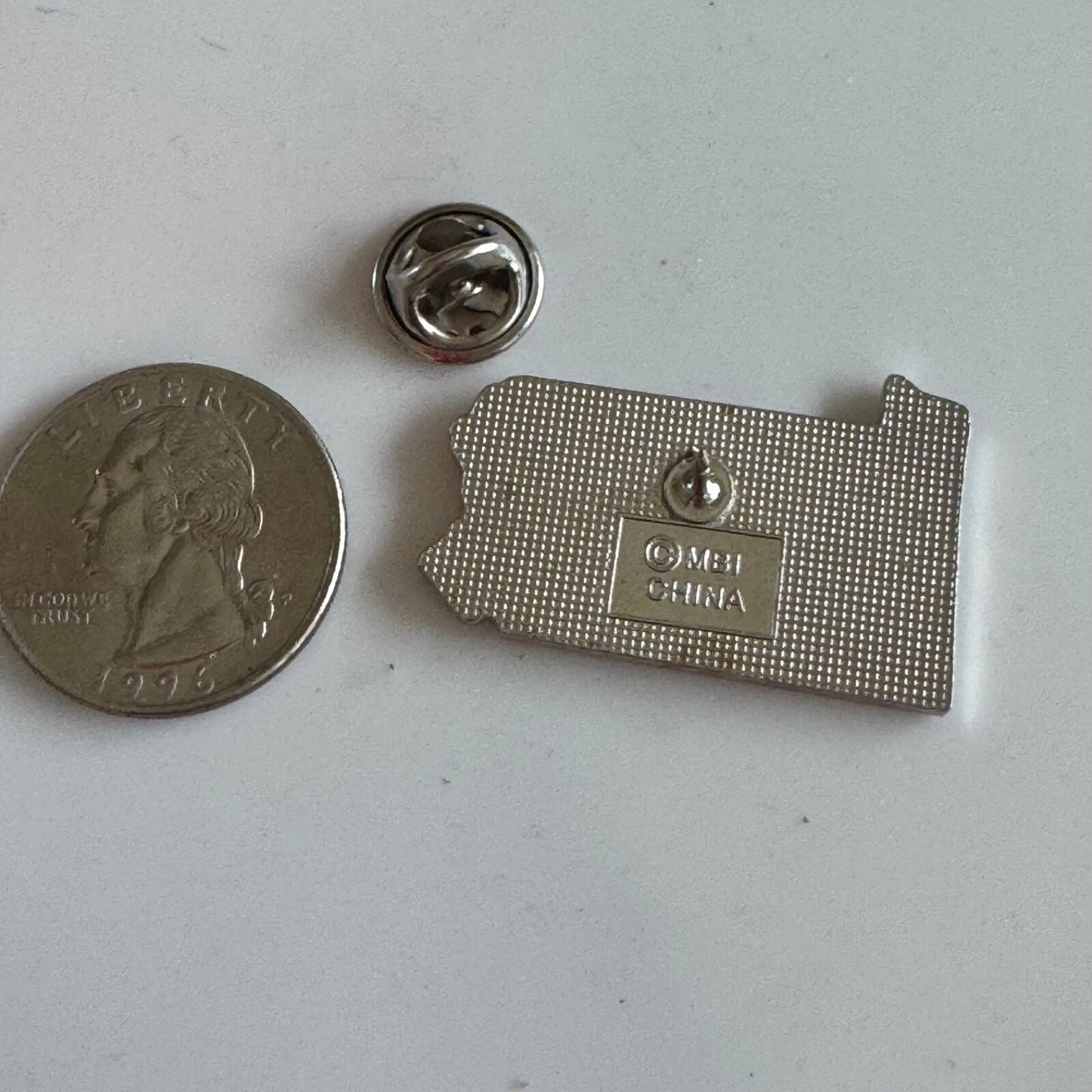 Pennsylvania State Shaped Lapel Pin Constitution Liberty Bell Betsy Ross Flag