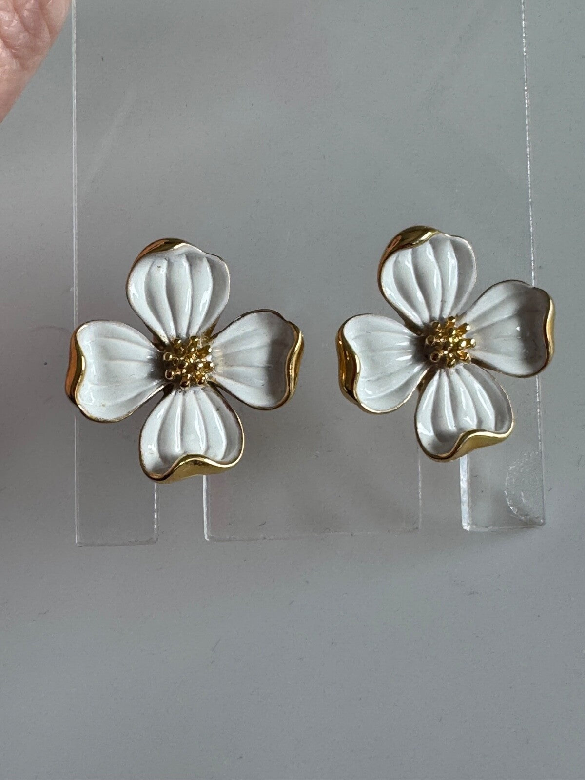 Vintage Trifari White Enamel Dogwood Flower Clip-On Earrings – Gold Tone Accents