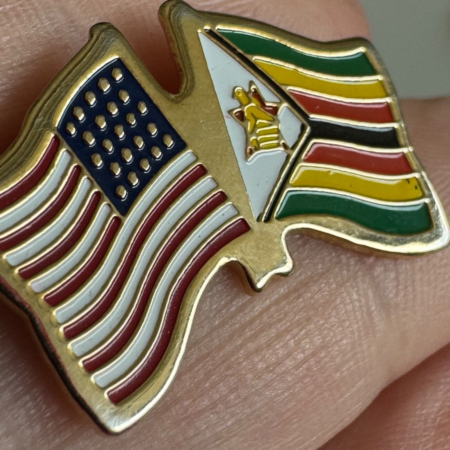 USA & Zimbabwe Friendship Flag Pin Crossed Flags Lapel United States American