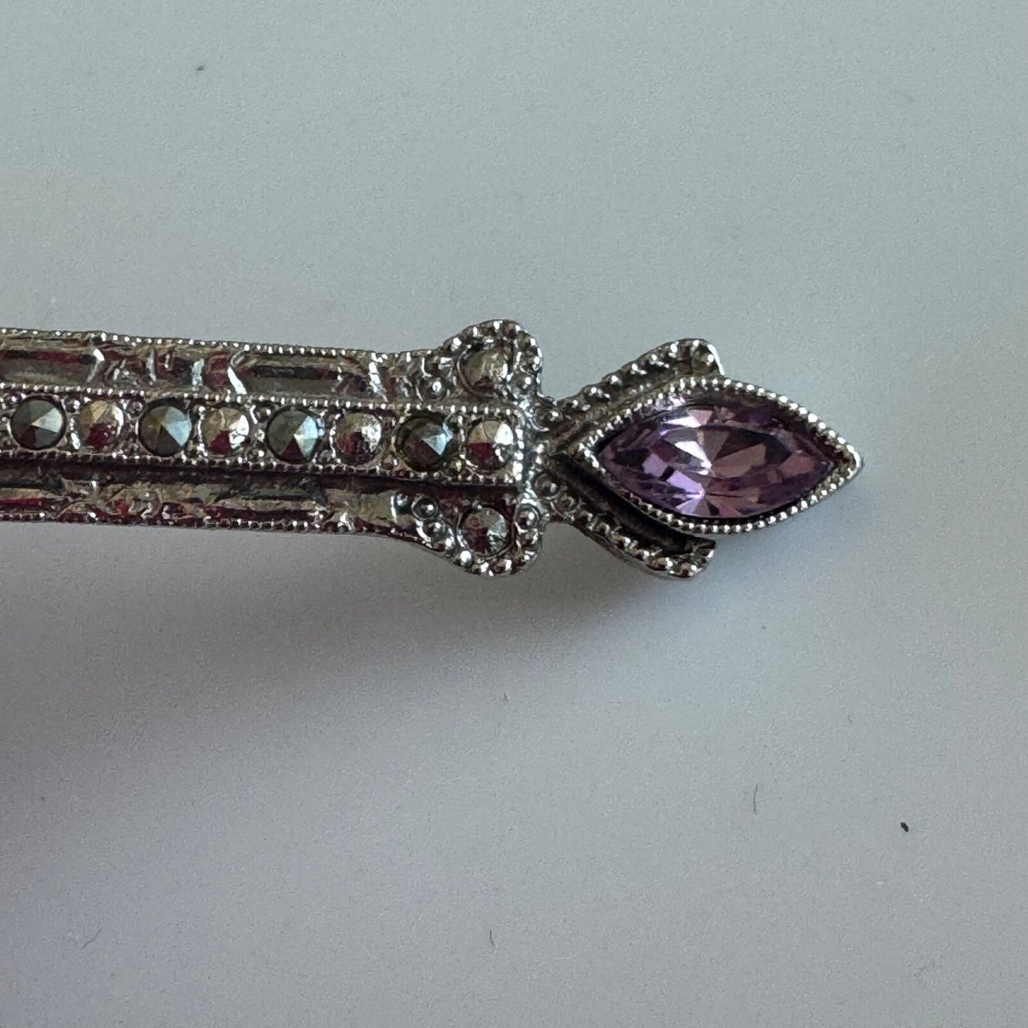 VINTAGE VICTORIAN REVIVAL DESIGNER 1928 METAL BAR PIN BROOCH PURPLE RHINESTONE