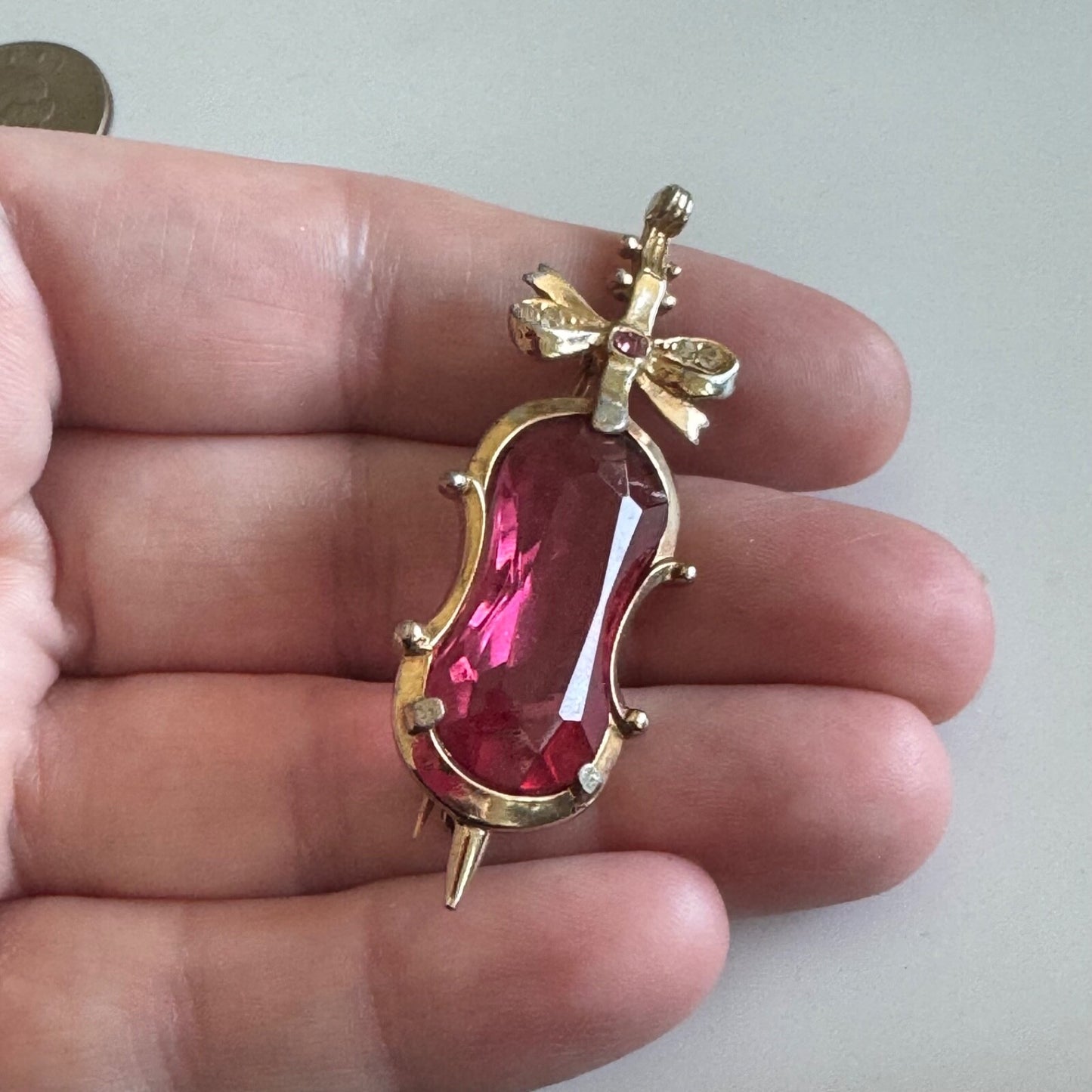 Vintage Hess-Appel Jolle Gold Tone Cello with Bow Brooch Pin Pink Stone As Is