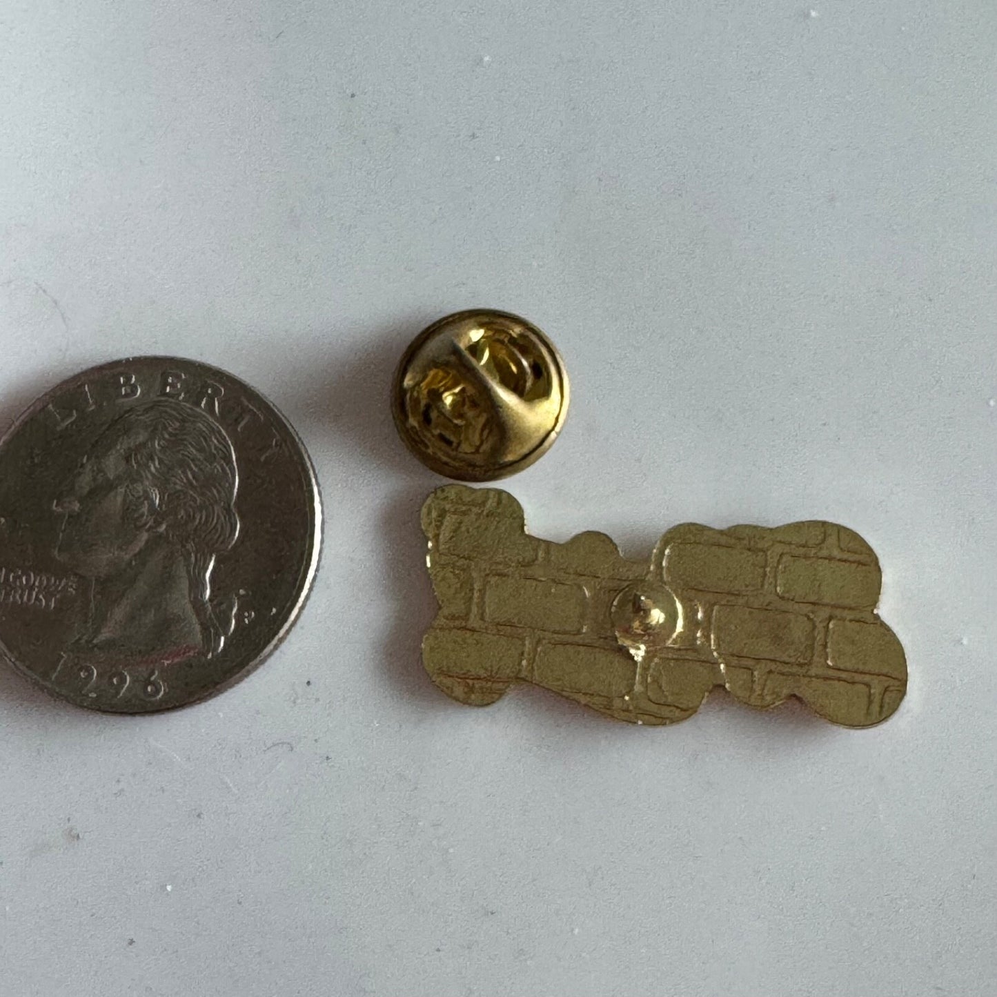Vintage Hawaii The Isles of Smiles Lapel Pin