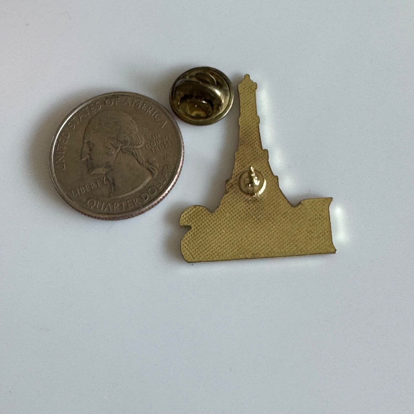Paris Eiffel Tower Souvenir Pin – Colorful Tour de Paris Badge