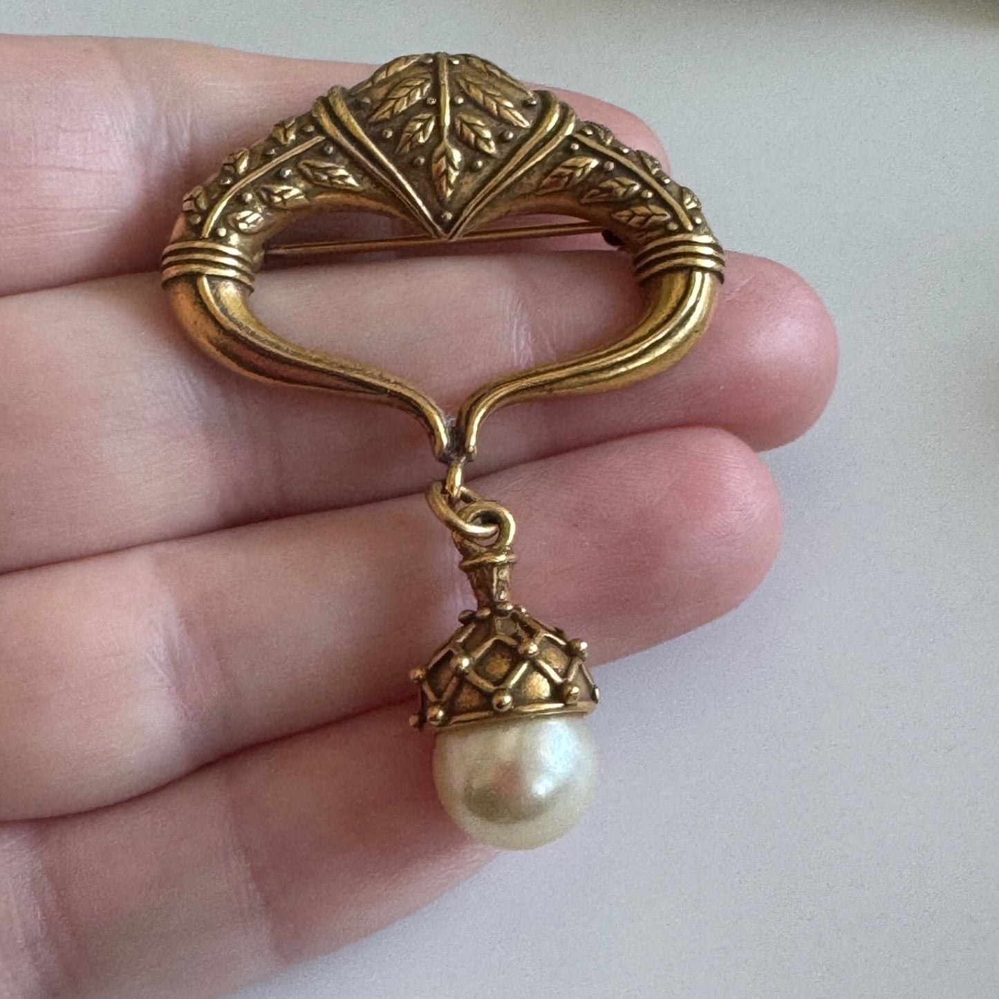 VINTAGE HMR HERITAGE MUSEUM JEWELRY REPLICA GOLD TONE DANGLE PEARL BROOCH PIN