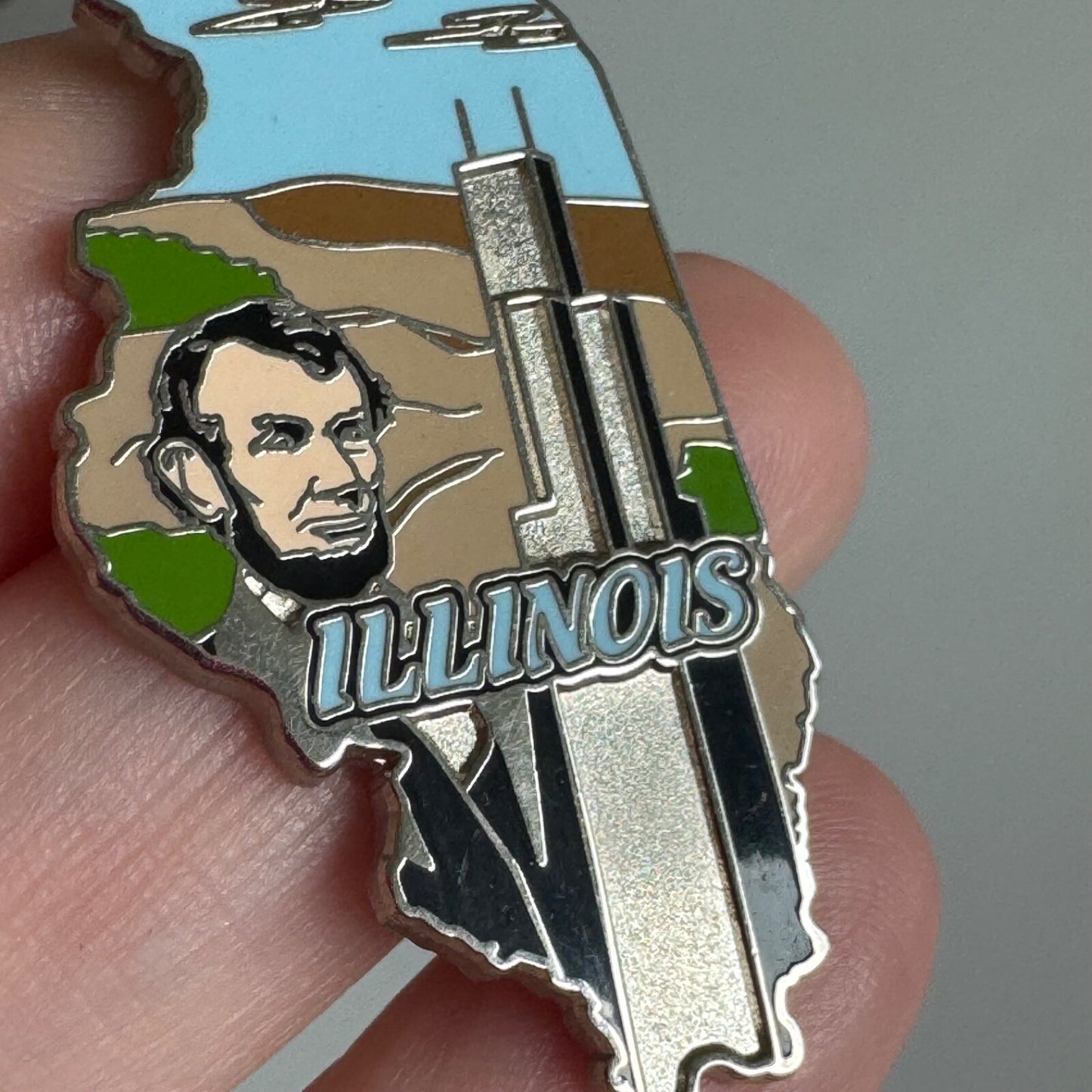 Illinois State Souvenir Pin – Lincoln and Willis Tower Design