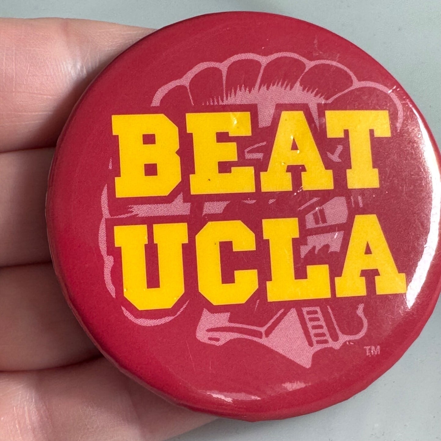 USC TROJANS FOOTBALL FAN BUTTON PIN BEAT UCLA CARDINAL & GOLD