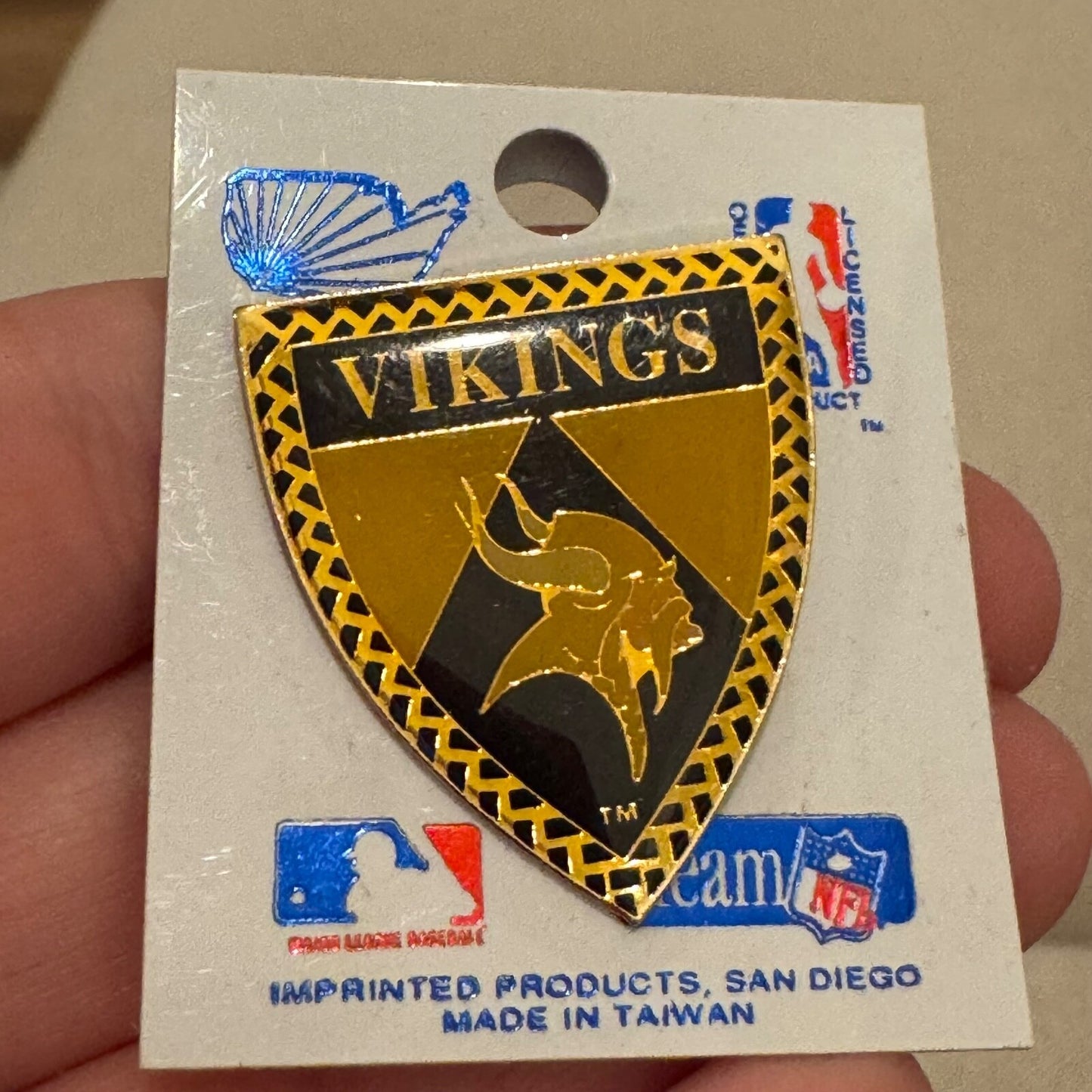 Vintage Minnesota Vikings Shield Crest Lapel Pin NFL Logo New On Card NOS