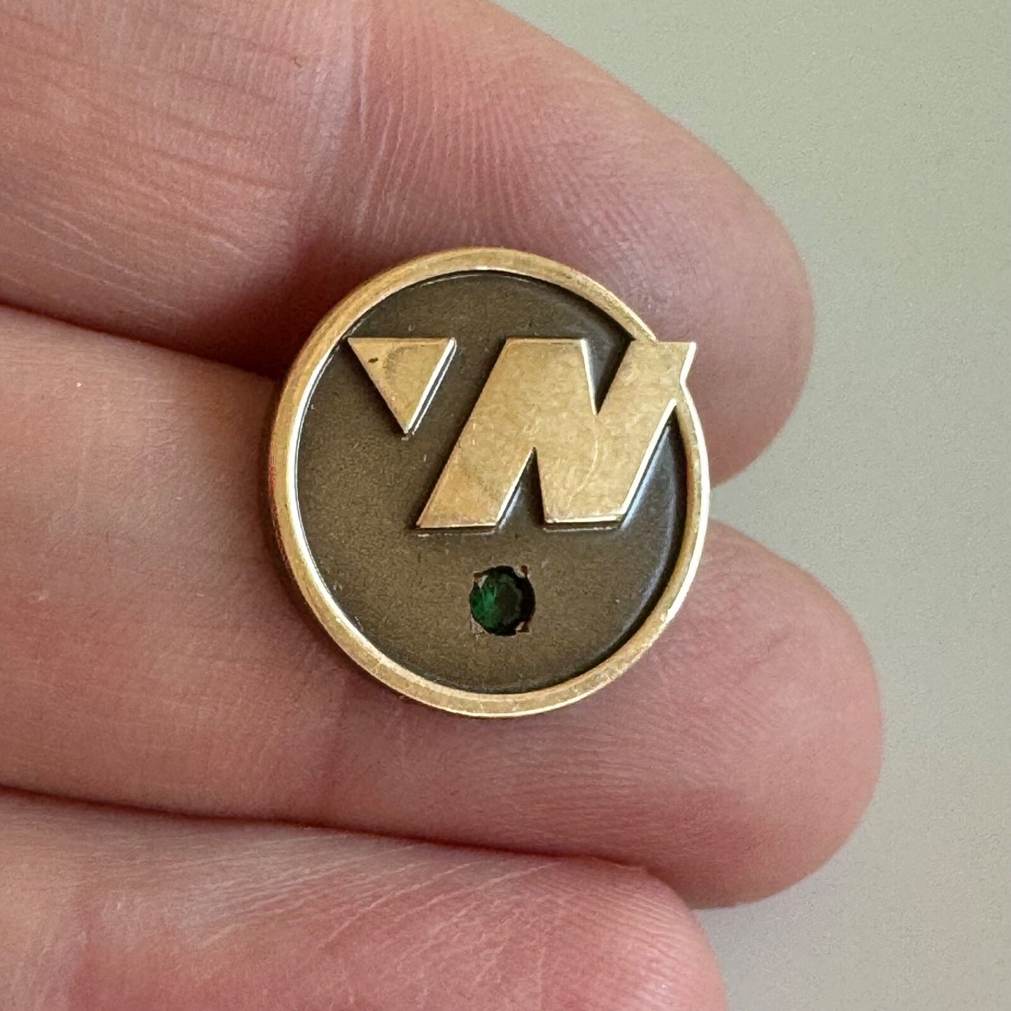 NORTHWEST AIRLINES SERVICE PIN 30 YEARS EMERALD STONE 1/10-10K ROBBINS COMPANY