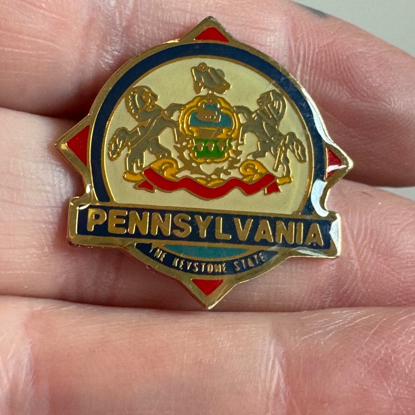 Vintage Pennsylvania The Keystone State Souvenir Tourist Lapel Pin