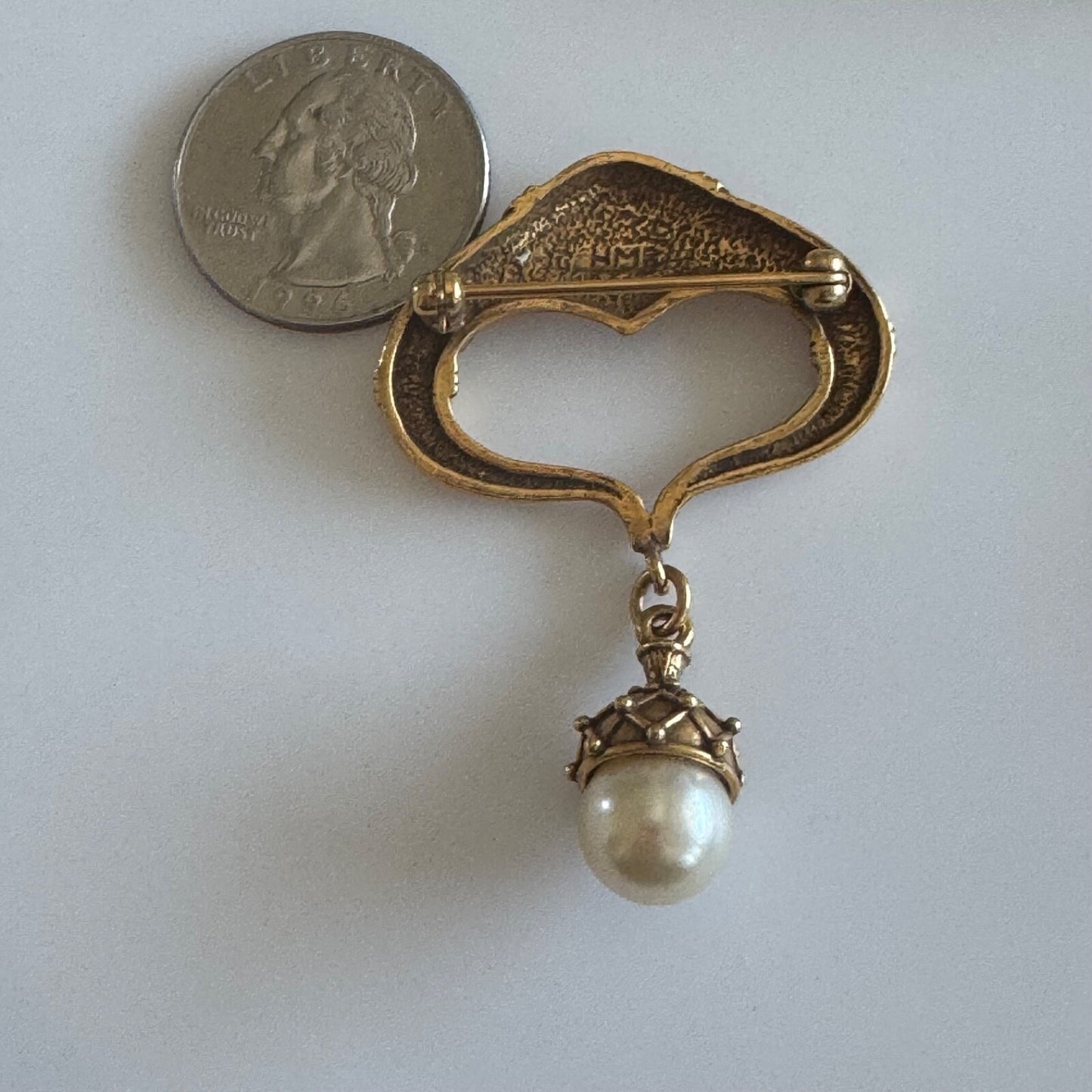 VINTAGE HMR HERITAGE MUSEUM JEWELRY REPLICA GOLD TONE DANGLE PEARL BROOCH PIN
