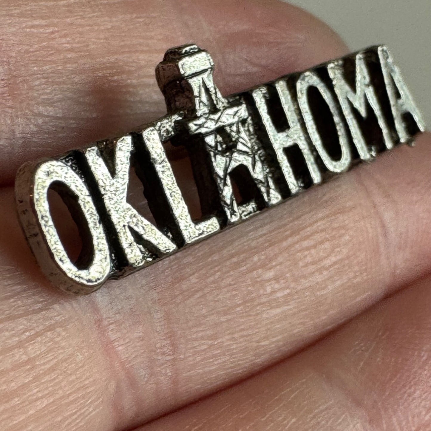 Vintage Pewter Toned Oklahoma Oil Rig Derrick Souvenir Tourist Lapel Pin
