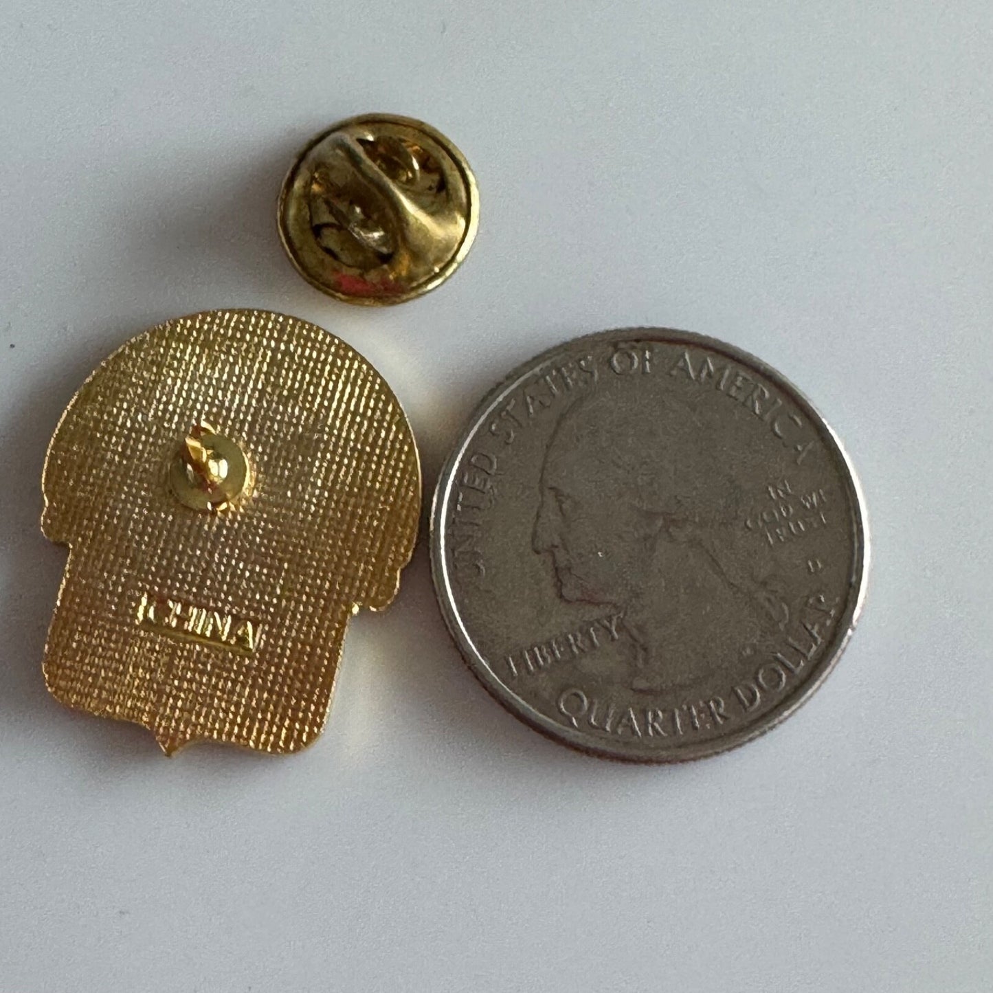 Town of Fort Erie Souvenir Tourist Lapel Pin Ontario Canada Coat of Arms