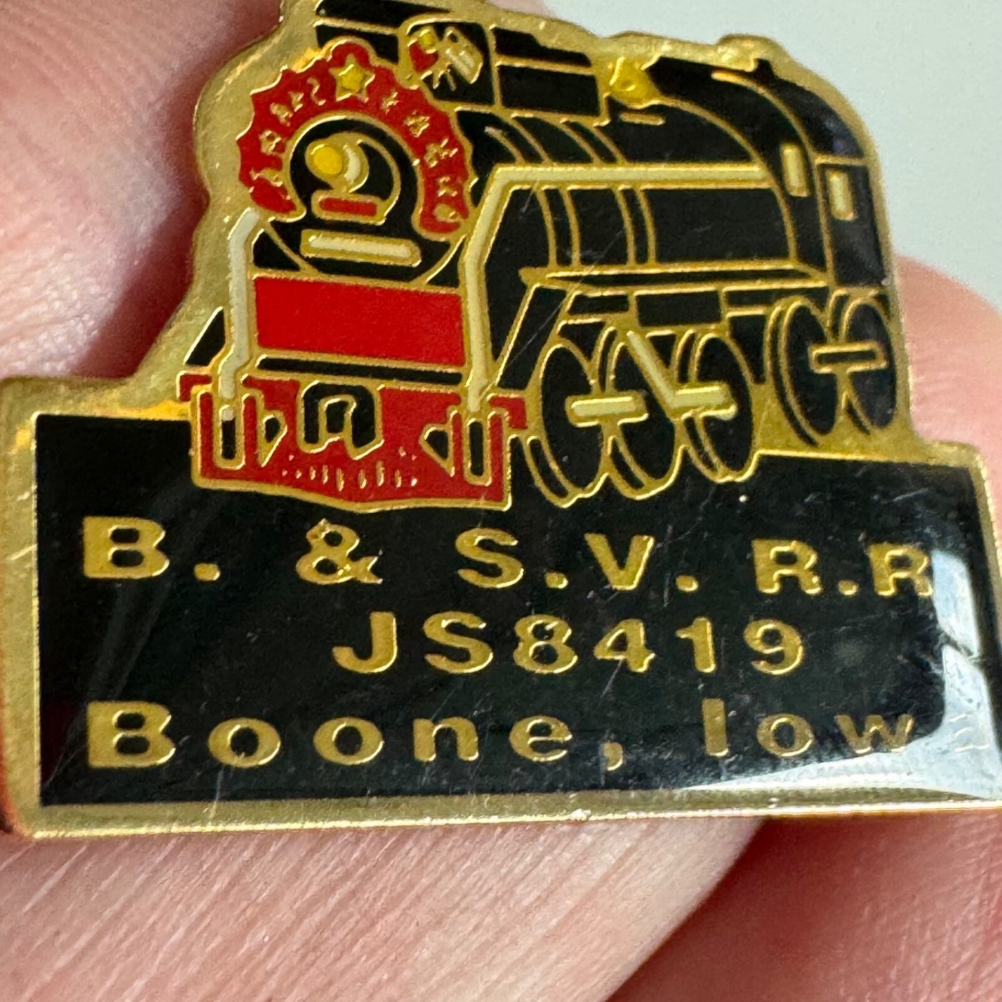 Vintage Boone & Scenic Valley Railroad JS8419 Boone Iowa Lapel Pin B. & S.V.