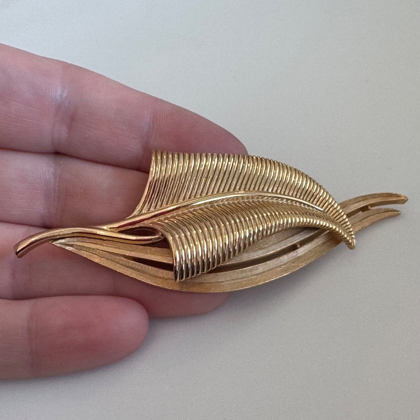 VINTAGE CROWN TRIFARI GOLD TONE LARGE FIGURAL LEAF DESIGN BROOCH PIN AS IS