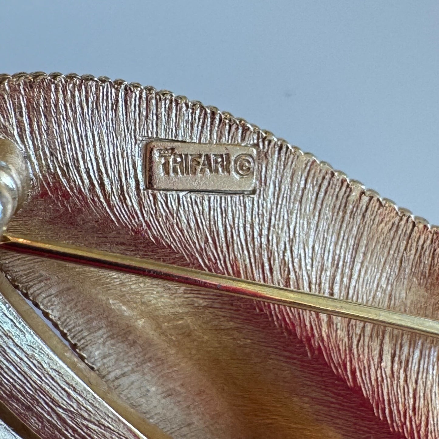 VINTAGE CROWN TRIFARI GOLD TONE LARGE FIGURAL LEAF DESIGN BROOCH PIN AS IS