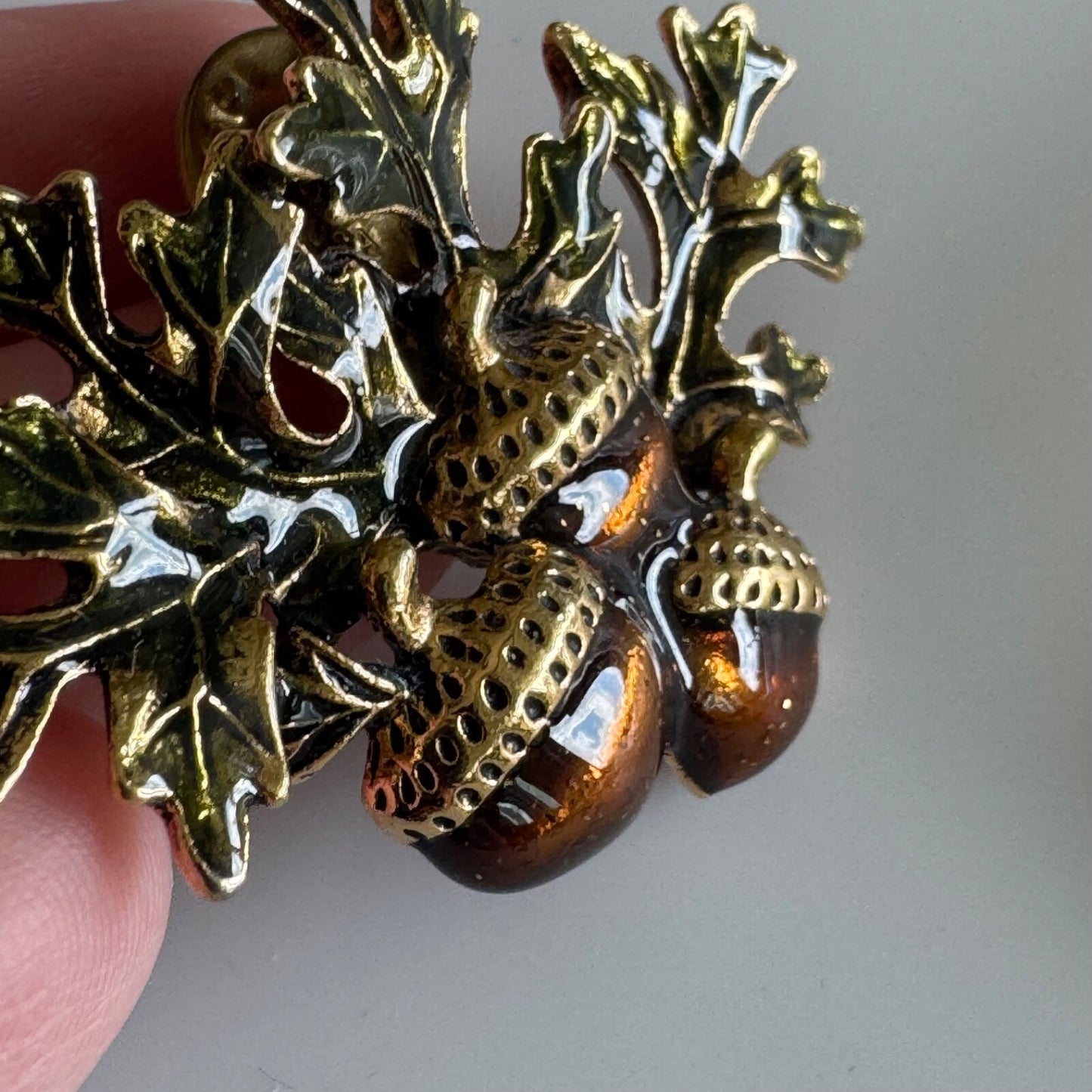 Avon Oak Leaf & Acorn Lapel Pin Brooch Pin Gold Tone Metal & Enamel Autumn Fall
