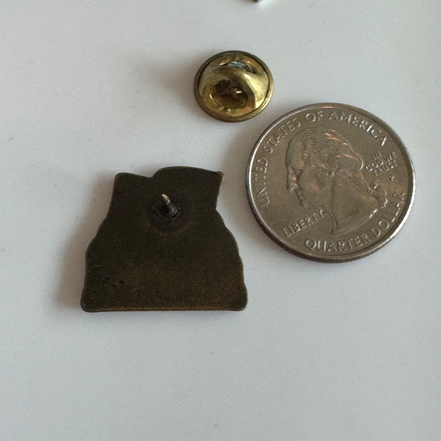 Columbus Discovers America 500 Years 1492–1992 Patriotic Flag Pin